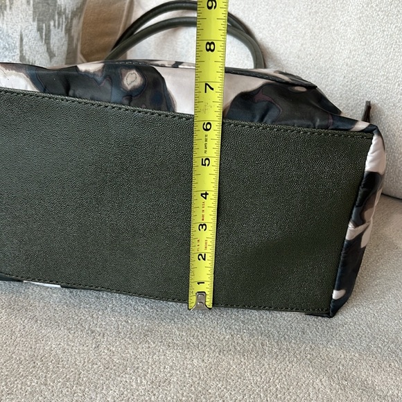 Vera Wang 👜 Handbag~LIKE NEW! - Picture 5 of 8